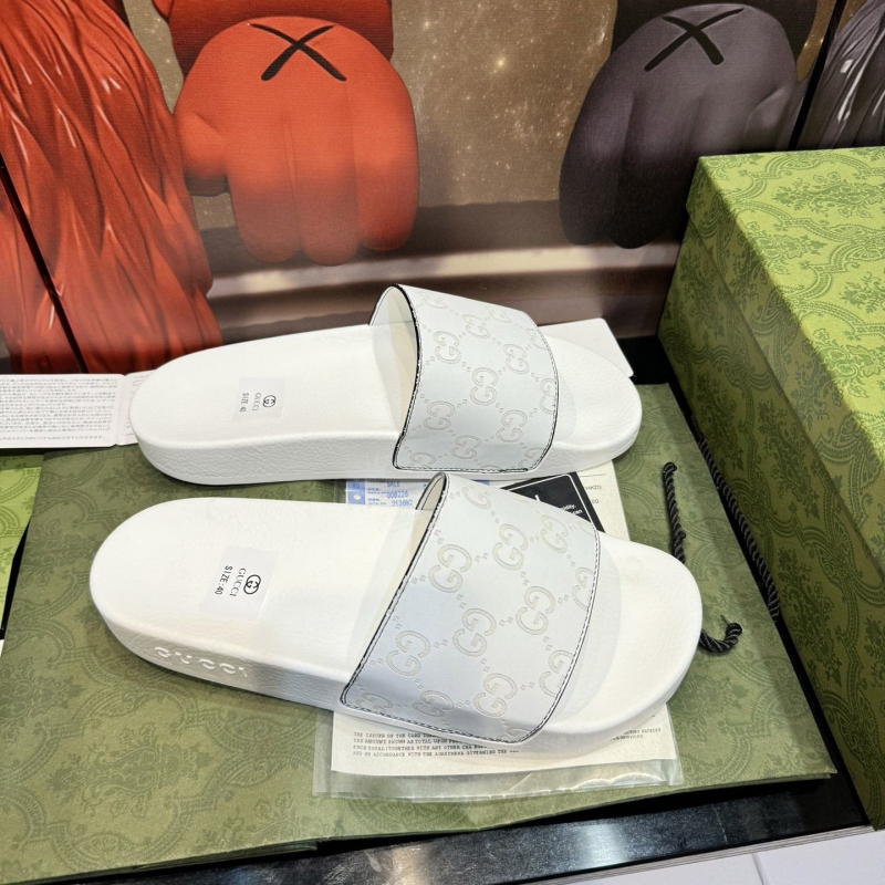 G*u*i slippers